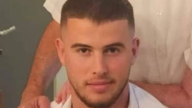 צילום: באדיבות המשפחה שלט שהציבה משפחת שרמן על קבר בנה - נעלם