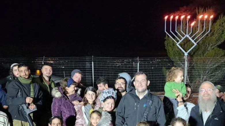 לראשונה חנוכיית ענק בחומש