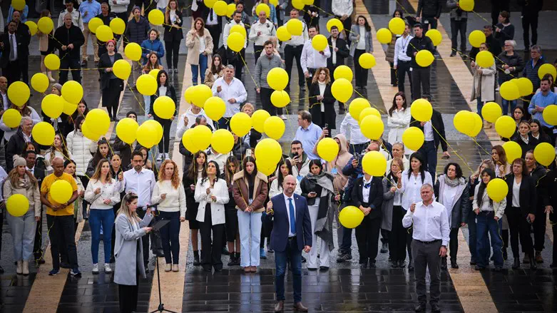 הכנסת נצבעה בצהוב - למען החטופים