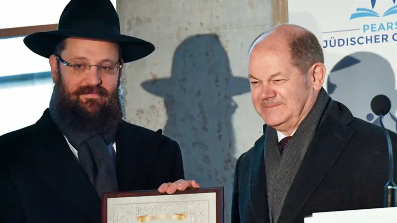 "לצד ישראל": רבה של ברלין שיבח את הקנצלר
