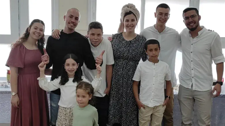 מתפללים שיברך 'הגומל' בבית הכנסת החדש