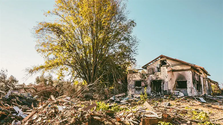 צילום: דוב בער הכטמן הצלם החב"די תיעד את ההרס בבארי • גלריה
