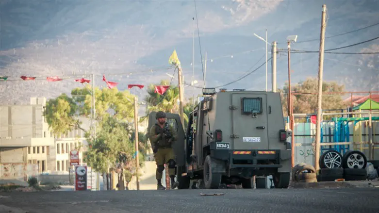 Nasser Ishtayeh/Flash90 Dozens of guns fall out of IDF truck
