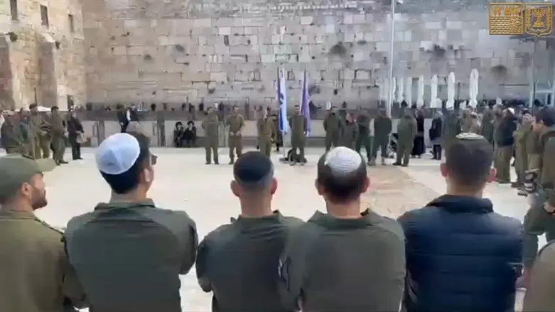 צילום: הקרן למורשת הכותל המערבי חיילי גבעתי שיצאו מעזה הגיעו לברך "הגומל"