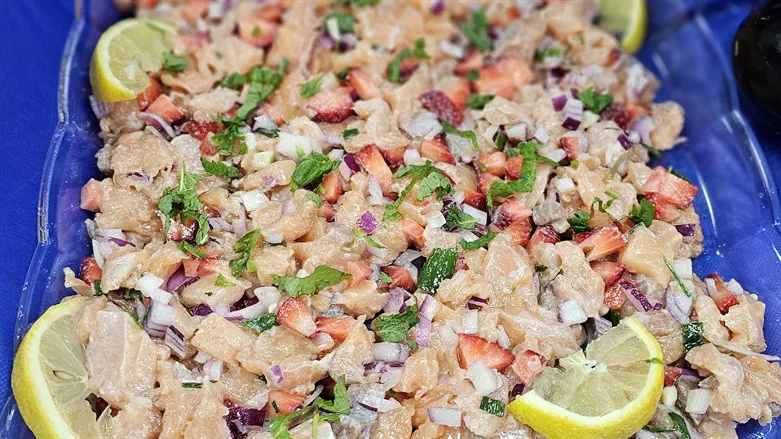 צילום: המטבח של הירושלמי סביצ'ה סלמון עם תותים