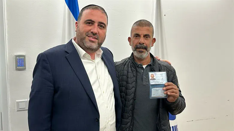 Interior Minister grants residency to 7/10 hero