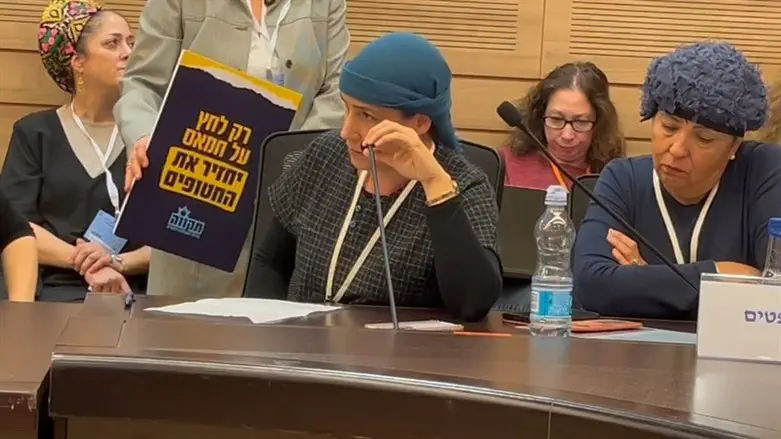 "אני יושבת פה גם בשם הנרצחים מעסקת שליט"