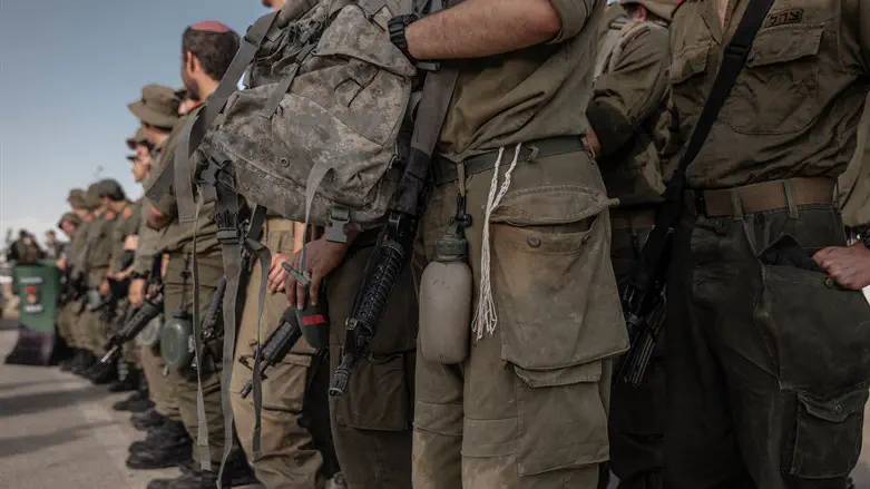 Chen Schimmel/Flash90 Yeshiva students protest serving alongside female paramedic