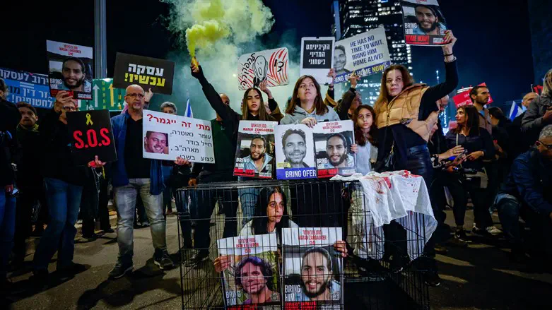 Chaim Goldberg/Flash 90 Four protesters arrested on Ayalon Highway