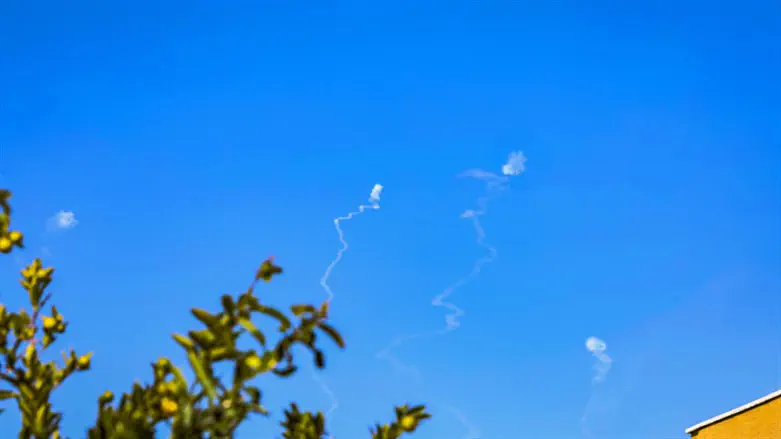 מטחים כבדים לגליל, שני בתים נפגעו במטולה