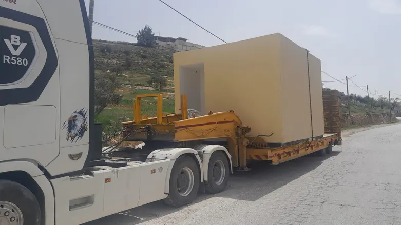 מפעל לייצור מיגוניות מול היישוב עתניאל