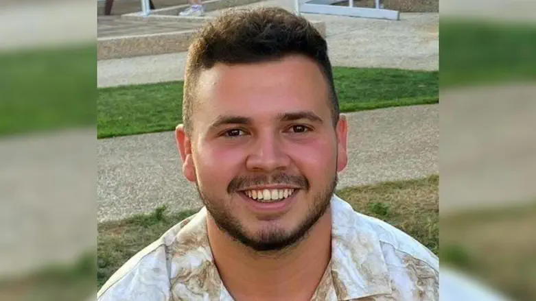 החיבוק של חלל המלחמה לאימו