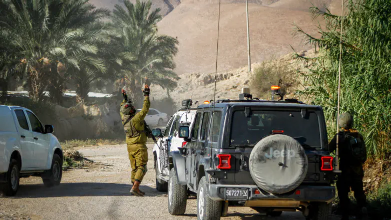 2 hurt in club & rock-throwing attack in Jordan Valley