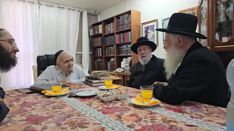 צילום: באדיבות המצלם הרב ישראל מאיר לאו מקדם את מועמדות בנו