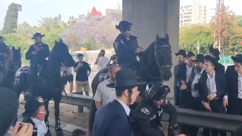 Radical haredim block Route 4 near Bnei Brak