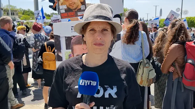 מול החטופים ניצבים חיי אחרים