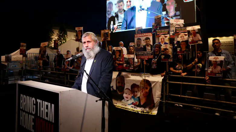 הרב גרנות התפלל עם משפחות חטופים