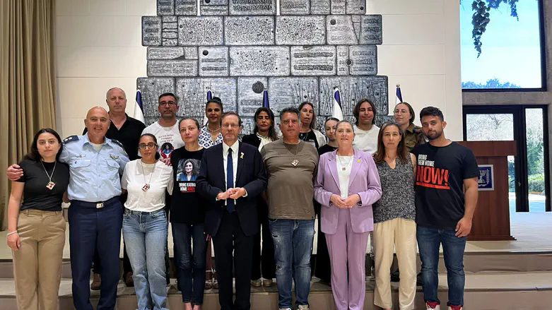 President's Office Herzog meets families of female soldiers taken hostage
