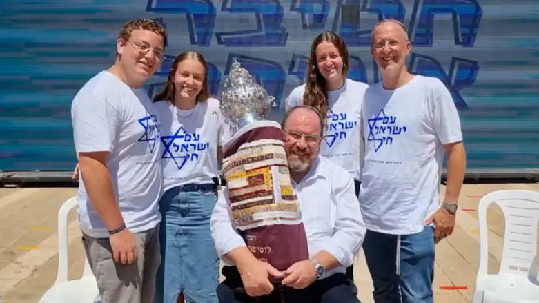 צילום: ערוץ 7 Свиток Торы в память семьи Ди, павшей жертвой террора