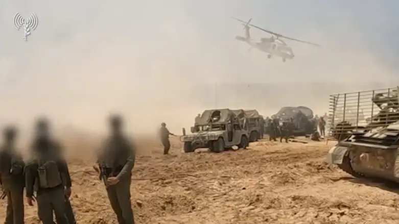 צילום: דובר צה"ל לוחמי שייטת 13 מעבירים את החטופים למסוקים