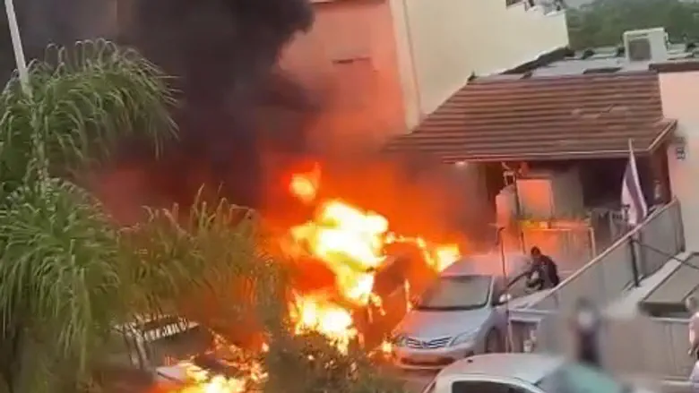 השוטר חילץ אדם מרכב - רגע לפני שעלה באש