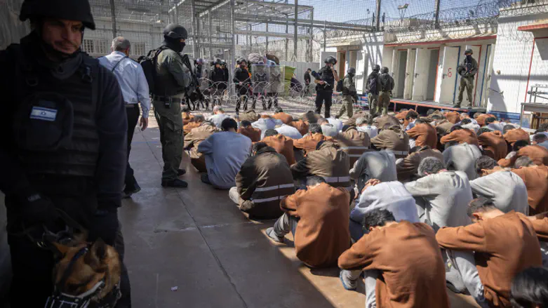 צילום: Chaim Goldberg/Flash90 חייל מואשם בהפעלת אלימות נגד מחבלים