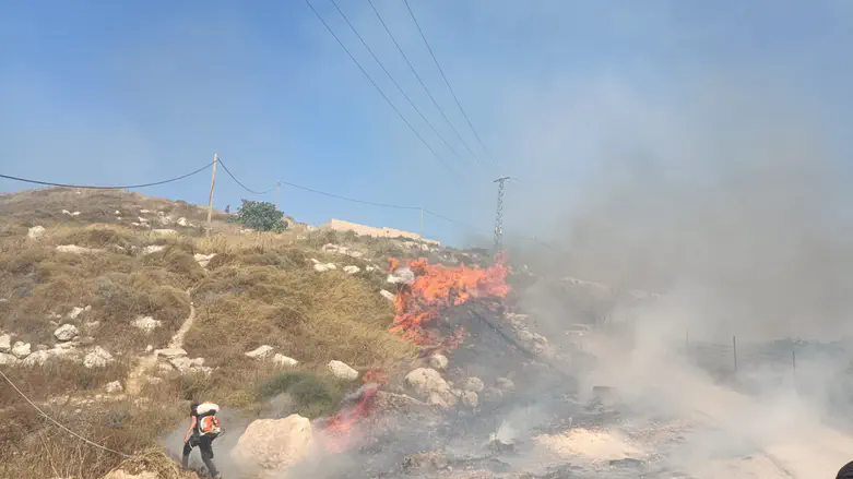 no credit Large fire near Yitzhar threatens residents' houses