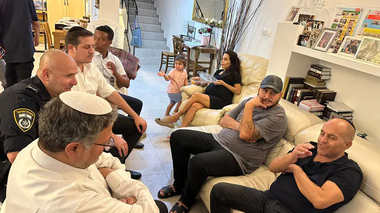 צילום: באדיבות המצלם השר בן גביר ניחם את יועץ התקשורת ברק סרי