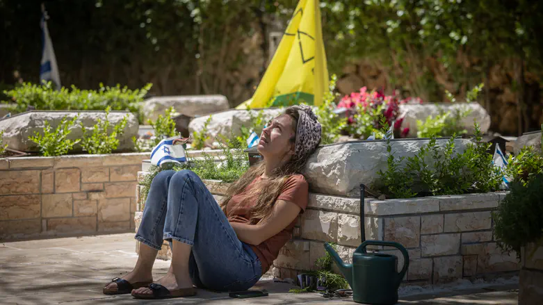 ענת ציינה יום הולדת סמוך לקבר בעלה