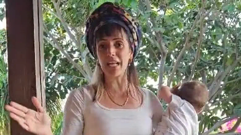 רעות לא צריכה לעמוד שם לבד