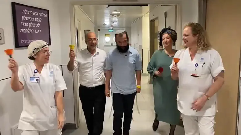 מסיבת שחרור בבי"ח ללוחם שנפצע בשמחת תורה