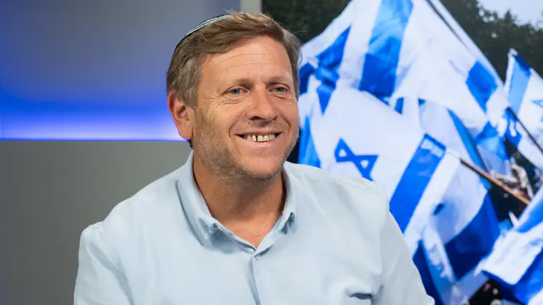 Хагай Любер призывает размахивать флагами и радоваться