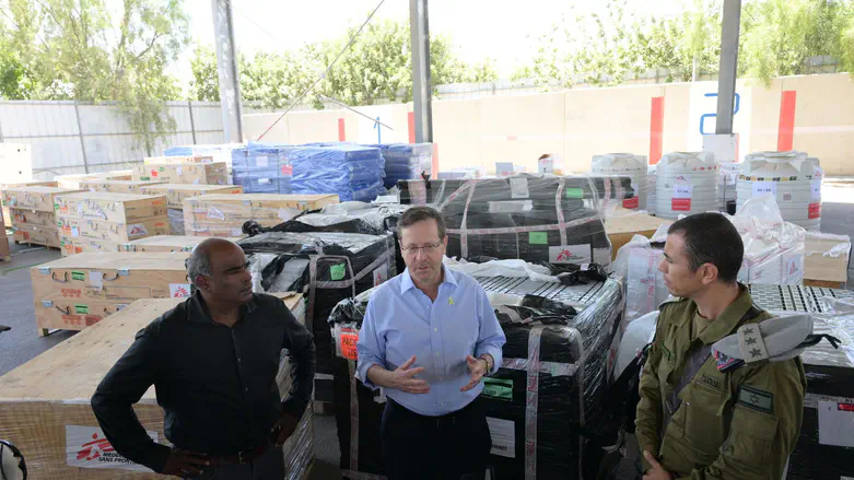 Amos Ben Gershom / GPO President Herzog visits Kerem Shalom Crossing