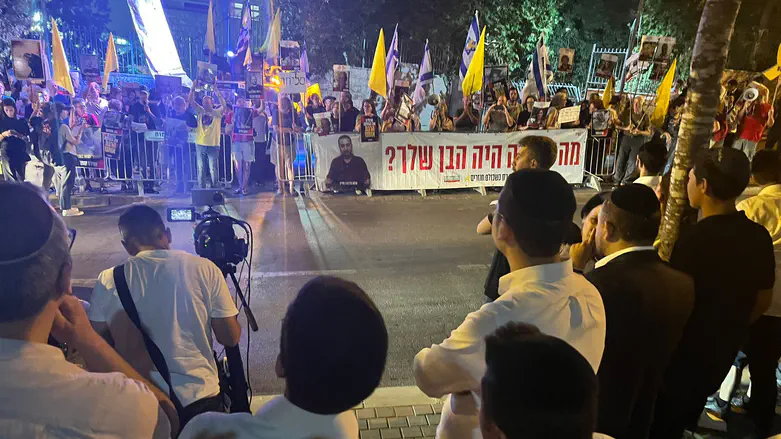 הפגנה מחוץ לביתו של דרעי: קום ודרוש עסקה