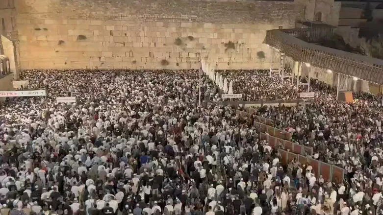 צפו: קבלת עול מלכות שמים במעמד הסליחות בכותל | ערוץ 7