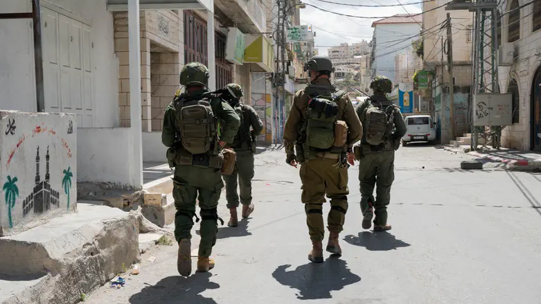 Two terrorists attempt to run over soldiers in Samaria