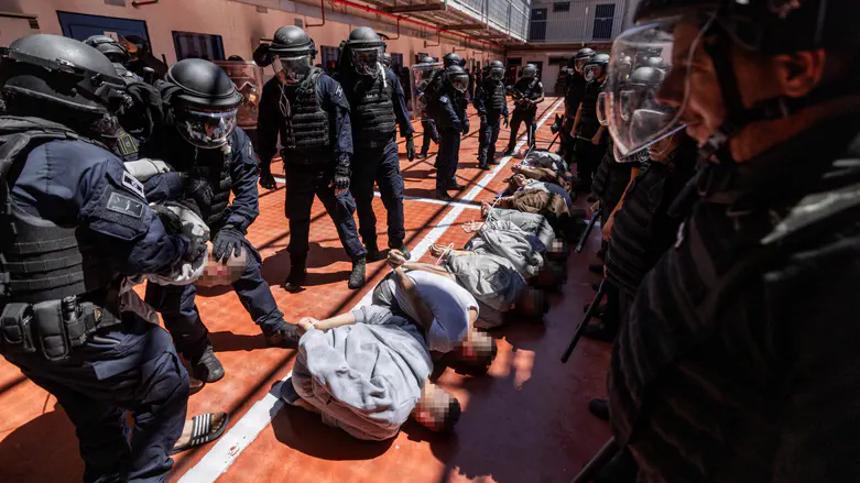 צילום: Chaim Goldberg/Flash90 מחבלים עם דם על הידיים יגורשו לחו"ל