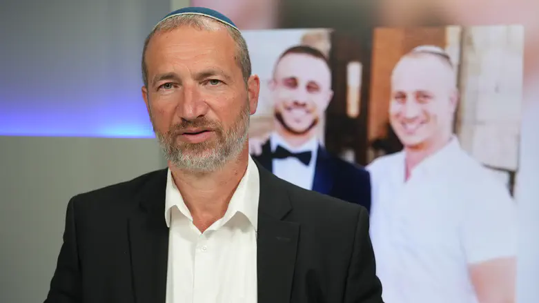 Rabbi whose two sons fell in 10.7 battles to light torch