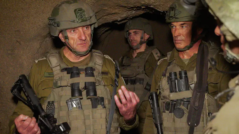 צילום: דובר צה"ל סיור בבונקר ממנו היו אמורים לפלוש לישראל