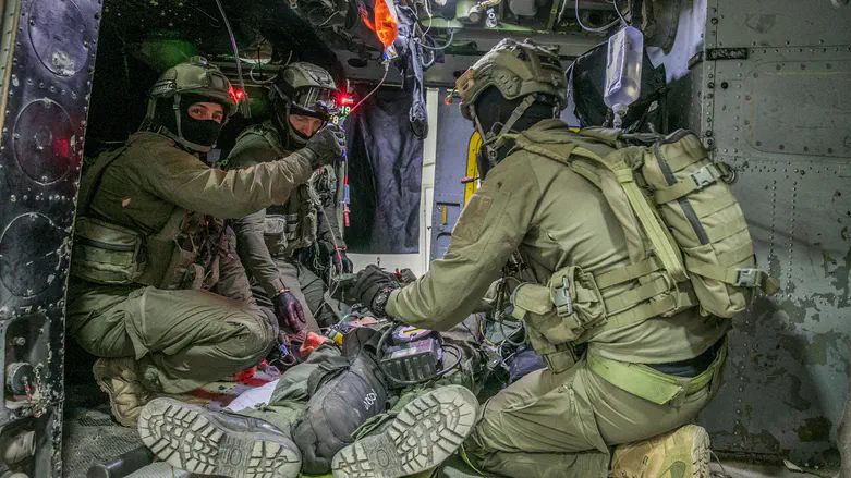 כך מפנים חיילים פצועים משדה הקרב תחת אש