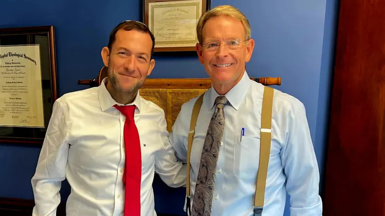 "ממשל ביידן-האריס מסוכן, צאו להצביע"