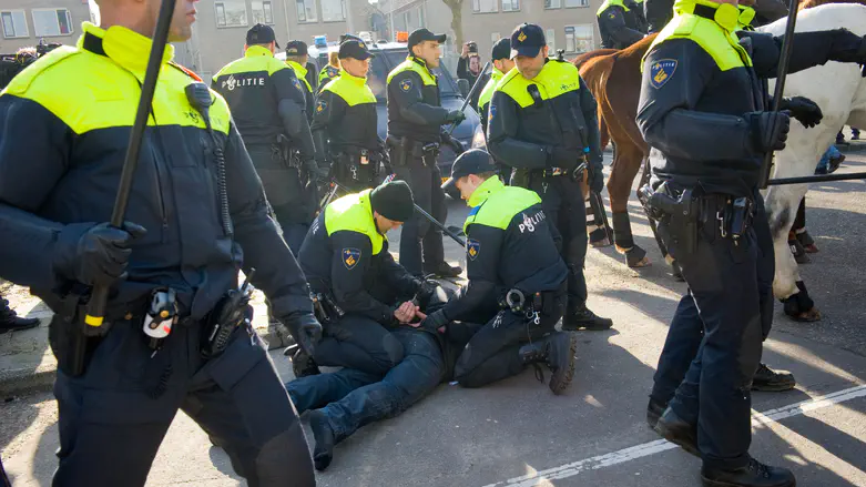 צילום: iStock עשרות הפגינו נגד ישראל באמסטרדם ונעצרו