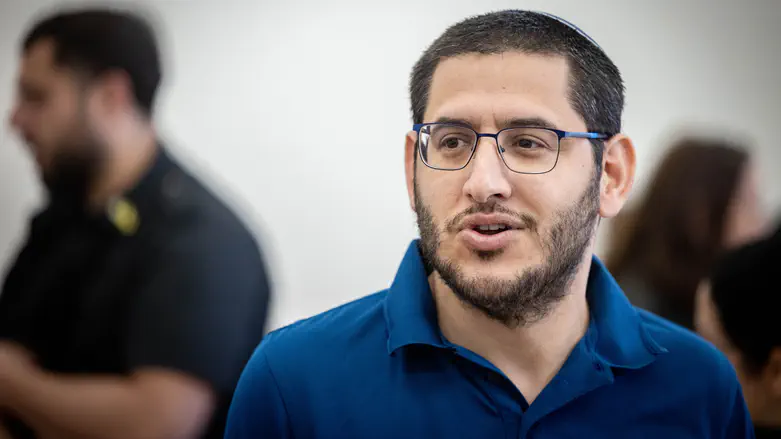 פעיל מחאת קפלן מתנצל בפני אבישי גרינצייג