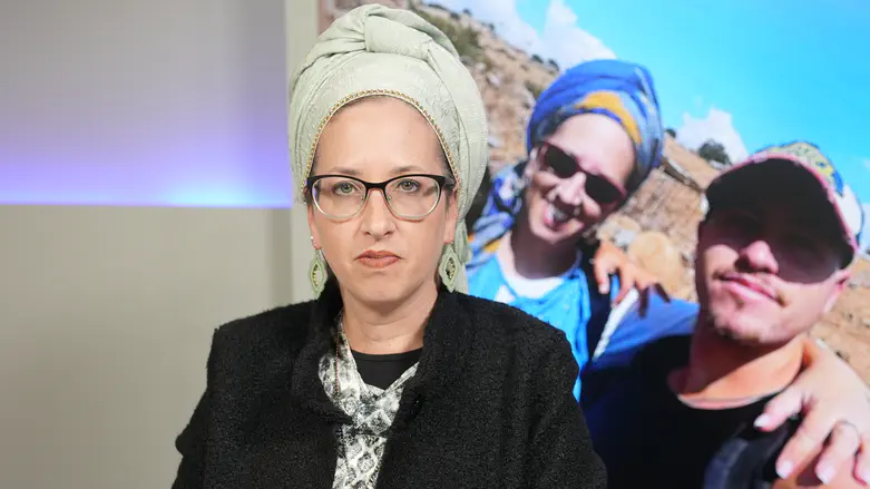 צילום: ערוץ 7 אימו של החטוף איתן מור מעבירה לו מסר