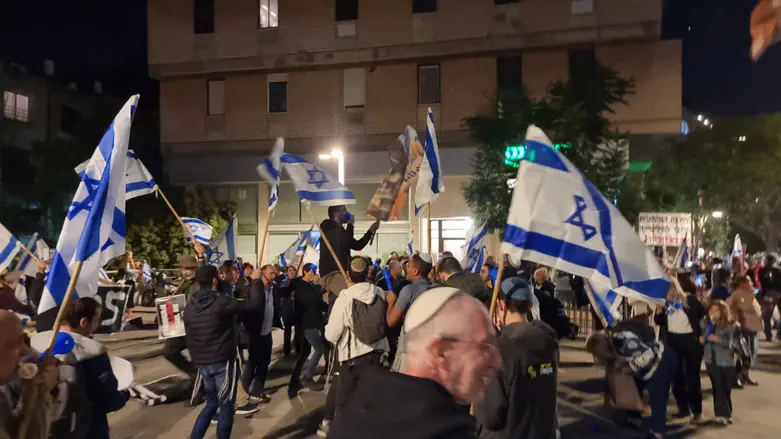 מאות מפגינים מול בית היועצת המשפטית