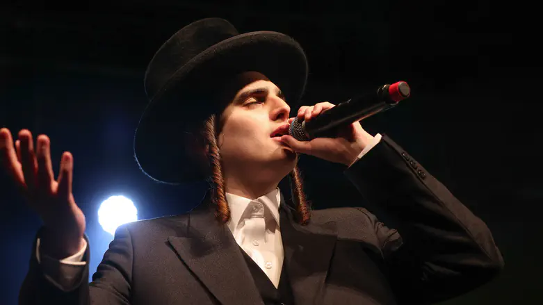 צילום: David Cohen/Flash90 מוטי שטיינמץ שר לאלישע מדן: "תחזיק חזק"