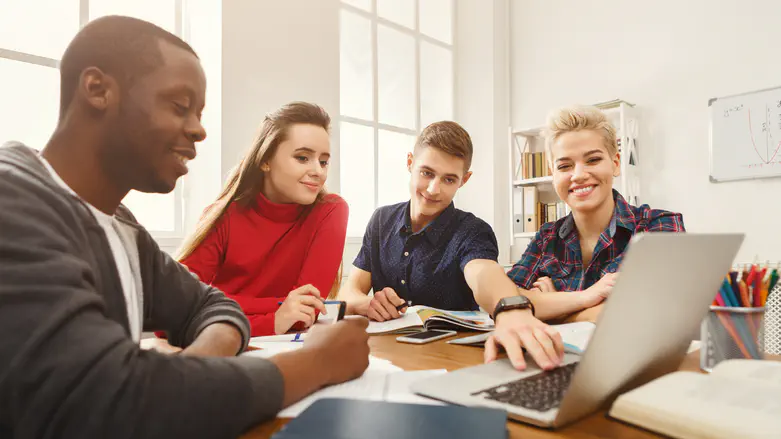 iStock Программы Минпроса для талантливых подростков