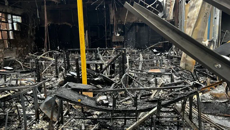 צילום: בחדרי חרדים כדורי אקדח התגלו ליד בית הכנסת שהוצת
