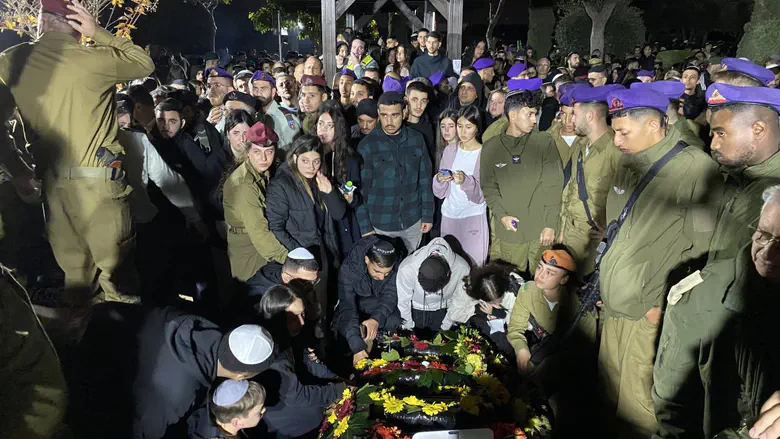 צילום: אשדוד נט האם ספדה בדמעות: "אני גאה בך עמרי"