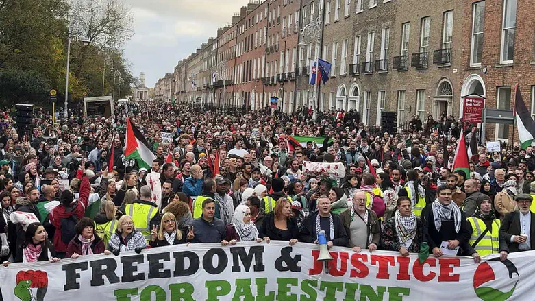 JNS photo: Sinn Fein via Wikimedia Commons استطلاع: نصف إيرلندا يجهل ضحايا المحرقة